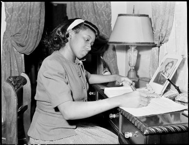 Rozella Armour, daughter of Henry Armour, coal loader, is taking correspondence course. She wants to be a beauty... - NARA - 541491