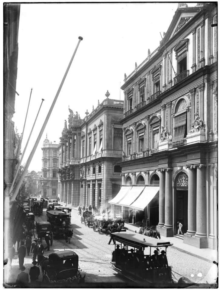 Rua Primeiro de Março, em destaque o prédio dos Correios, à direita o prédio da Bolsa de Fundos Públicos, atual CCBB