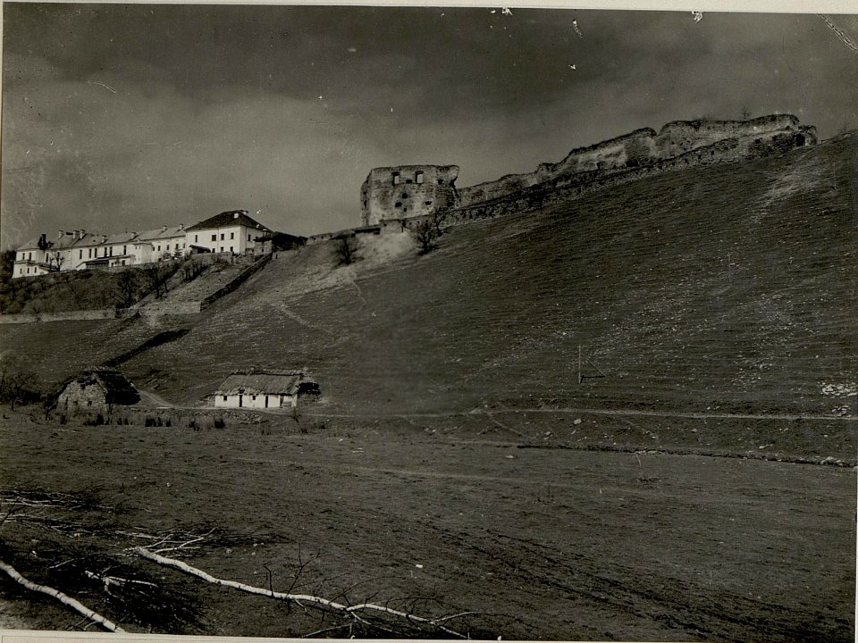 Ruine und katholisches Nonnekloster vom Süden in JAZLOWIEC. Aufgenommen am 9. IV.1916 bei der 15.ITD. (BildID 15536856)
