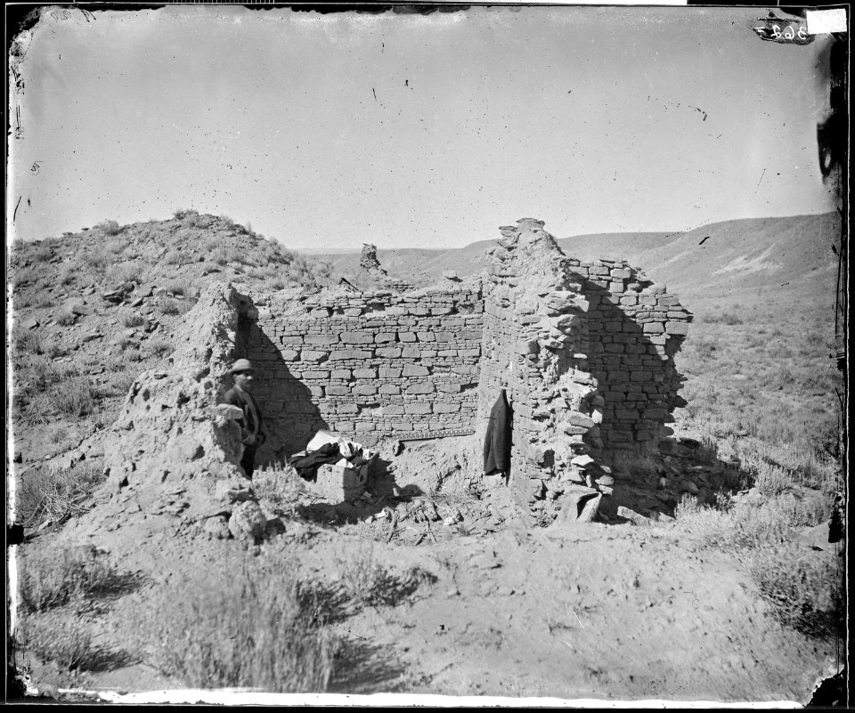 RUINS IN ANCIENT PUEBLO OF SAN JUAN, COLORADO, SHOWING WALLS OF ROOM IN THIRD STORY - NARA - 524313