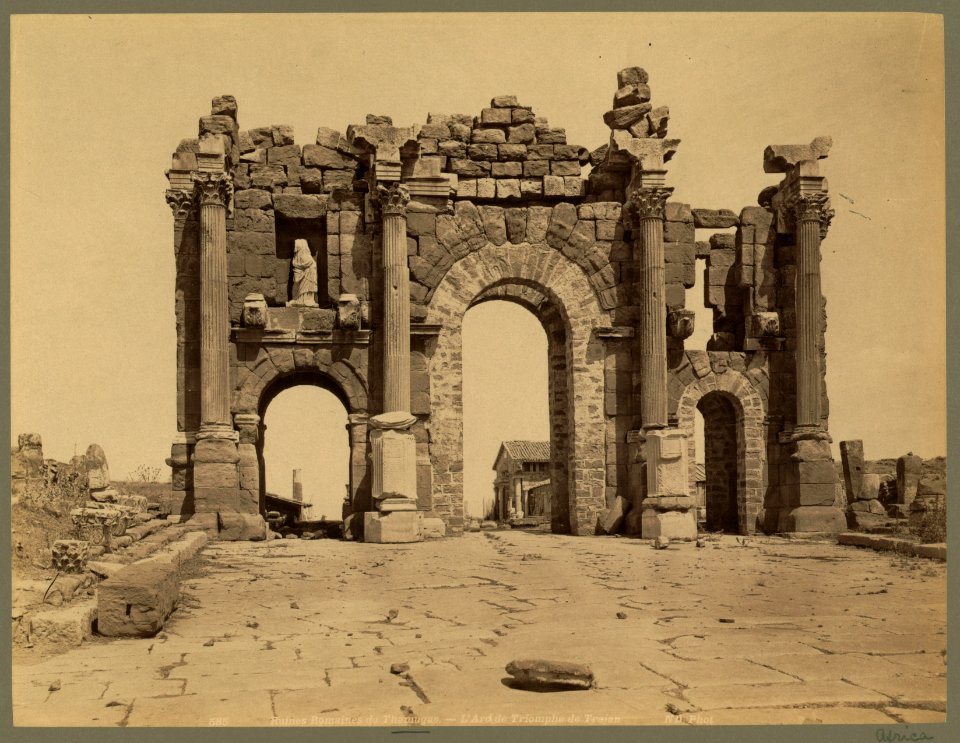 Ruines Romaines de Thamugas. L'Arc de Triomphe de Trajan - ND Phot. LCCN2004665087