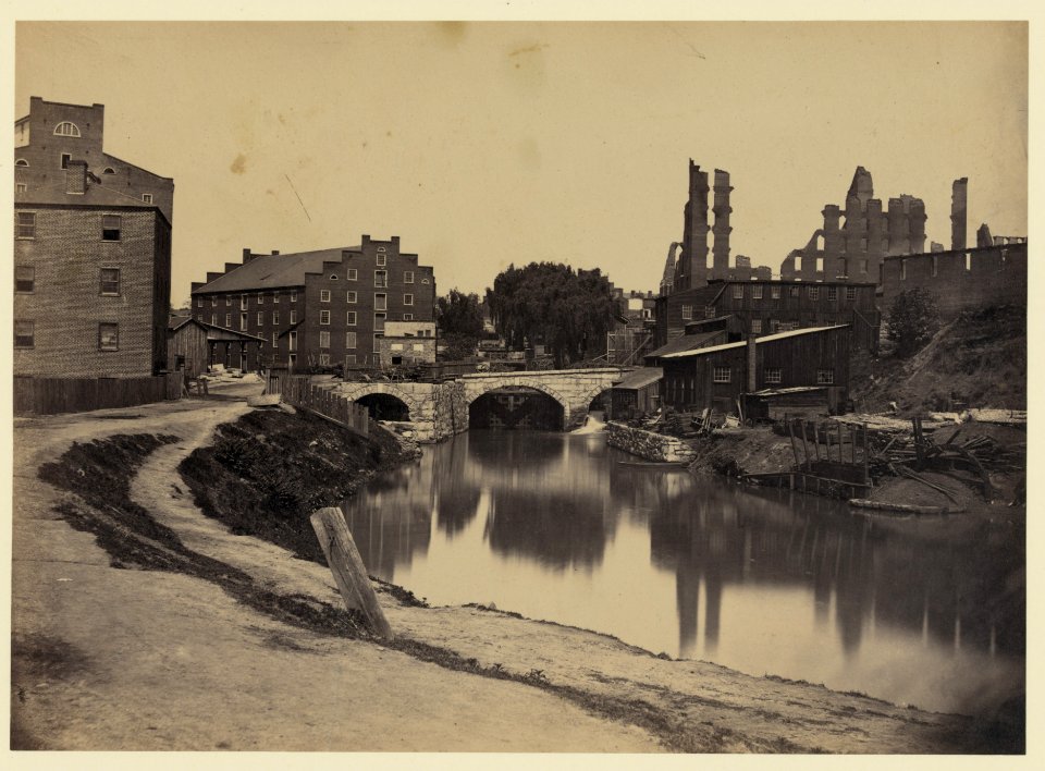 Ruins at Richmond, Va., canal in foreground, ruins in background LCCN91787367