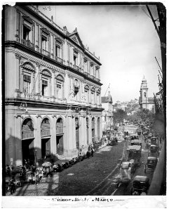 Rua Primeiro de Março, com destaque para o Prédio dos Correios