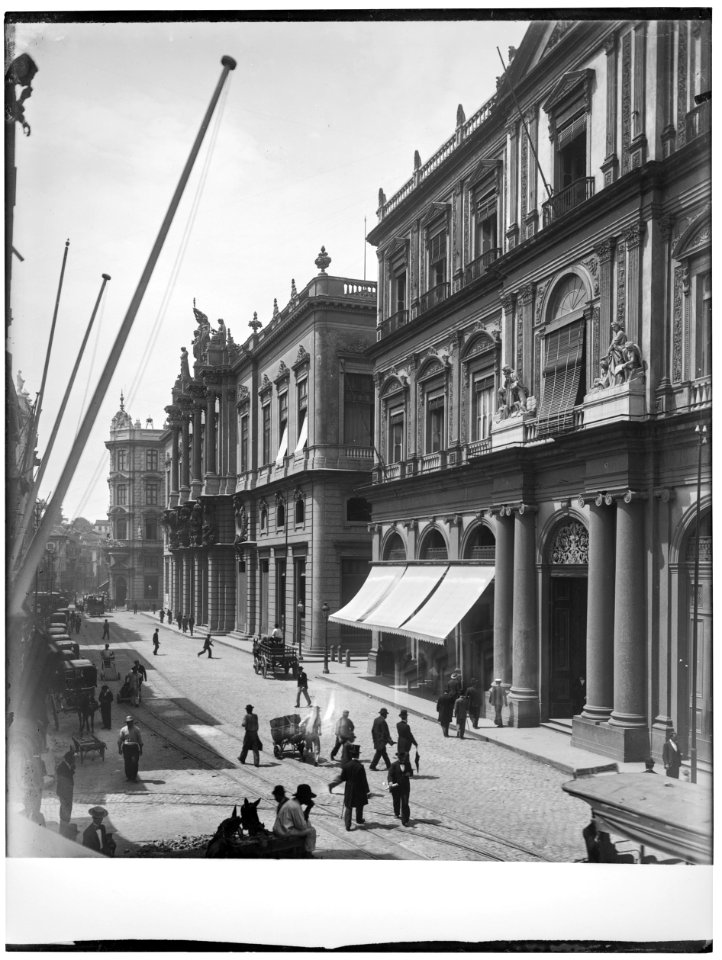 Rua Primeiro de Março, à direita, o prédio da Bolsa de Fundos Públicos (ou Bolsa de Valores), atual Centro Cultural Banco do Brasil - 2