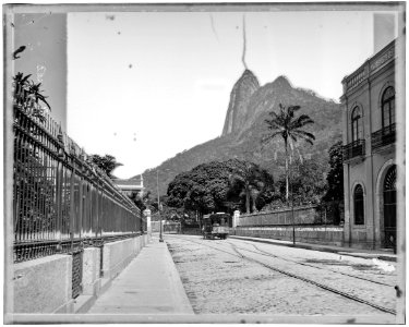 Rua São Clemente, ao fundo o morro do Corcovado - 4