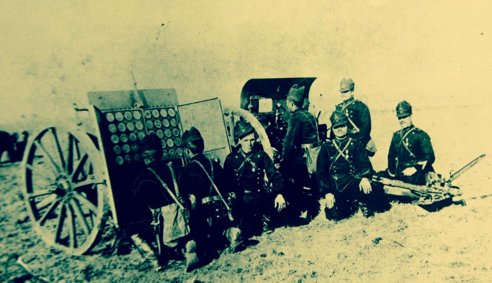 Rumanian Soldiers and gun during WWI (29458701012)