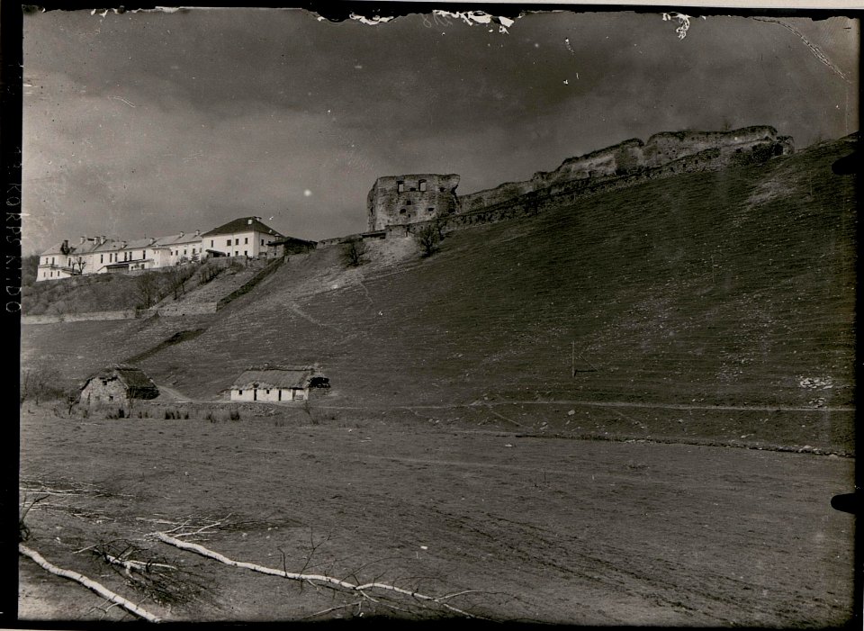 Ruine und katholisches Nonnenkloster von Süden in Jazlowiec. (BildID 15734788)