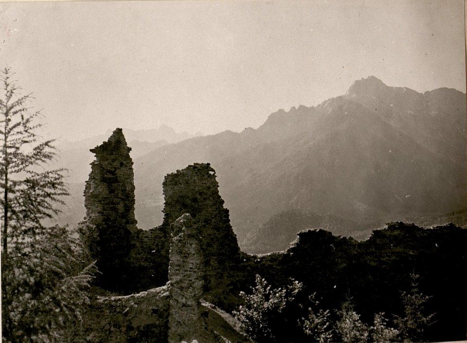 Ruine Weissenfels. Blick gegen Manhart Jalovec und Moistrovka. Stpkt, Schlossberg. (30-6.1917.) (BildID 15799377)