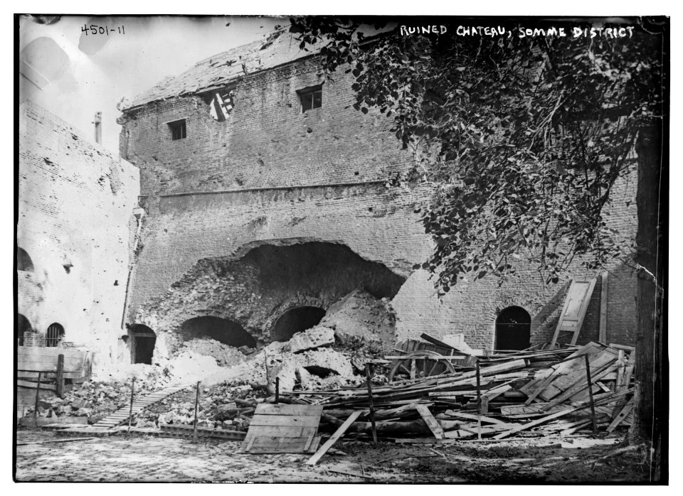 Ruined chateau, Somme district LCCN2014706420