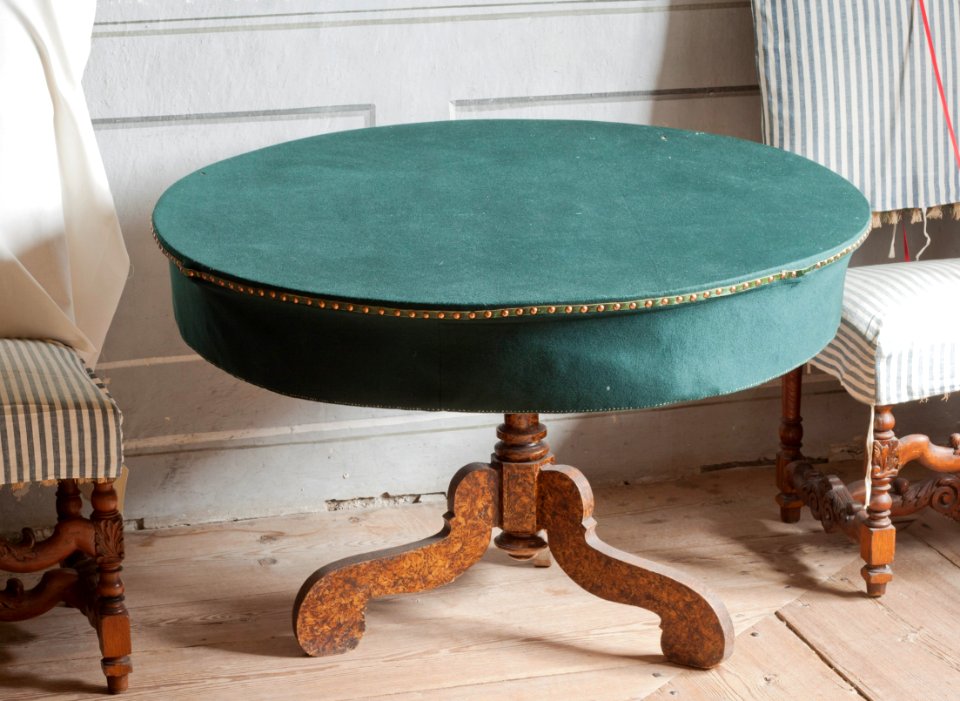 Runt bord av furu från cirka 1700-1735 - Skoklosters slott - 95069