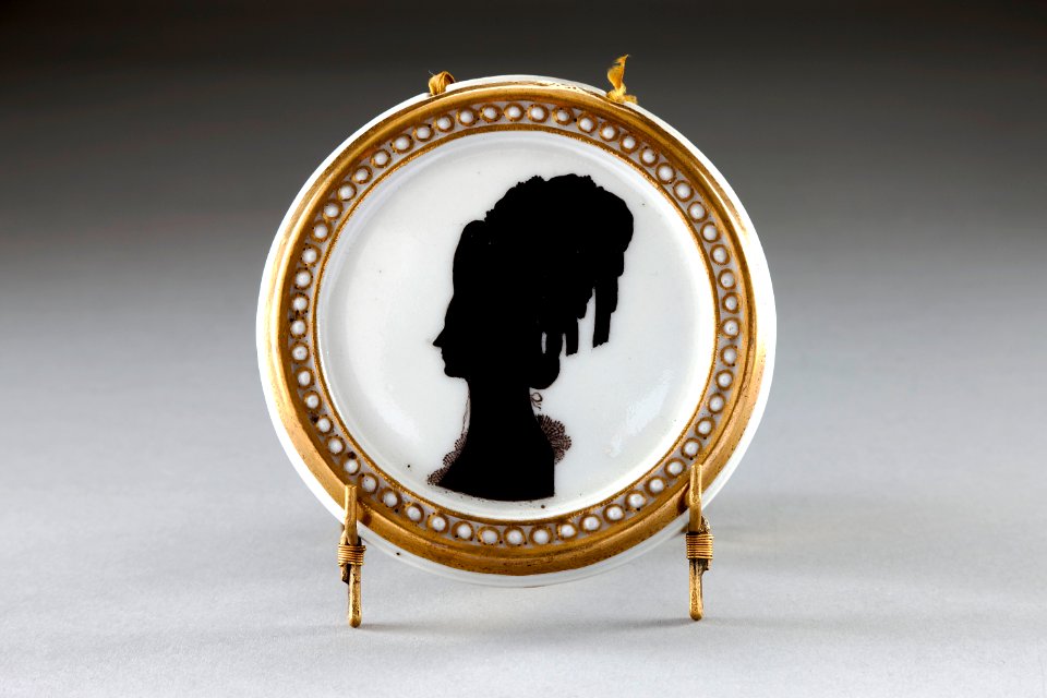 Rund porslinsmedaljong (väggdekoration) från 1800-talets början, med ram dekorerad med pärlor - Hallwylska museet - 93844