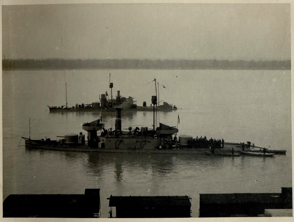 Ruse (Rustschuk), Zwei Monitore der k.u.k. Flotte ankern vor einer Pontonbrücke, die Ruse mit Giurgiu verbindet, aufgenommen am 12.12.1916 (BildID 15544846)