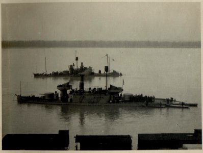 Ruse (Rustschuk), Zwei Monitore der k.u.k. Flotte ankern vor einer Pontonbrücke, die Ruse mit Giurgiu verbindet, aufgenommen am 12.12.1916 (BildID 15544846)