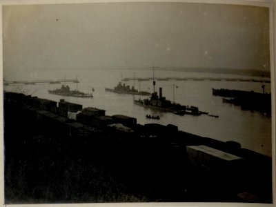 Ruse (Rustschuk), Monitore der k.u.k. Flotte ankern vor einer Pontonbrücke, die Ruse mit Giurgiu verbindet, aufgenommen am 12.12.1916 (BildID 15544860)