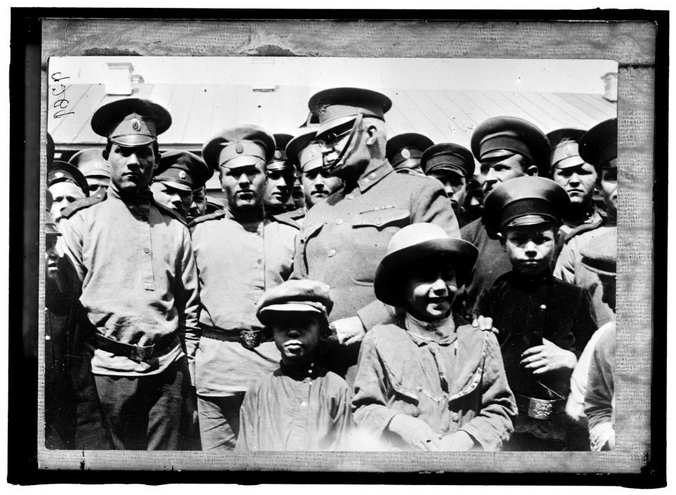 RUSSIA WAR PICTURES. CHILDREN WITH GENERAL H.L. SCOTT LCCN2016868213