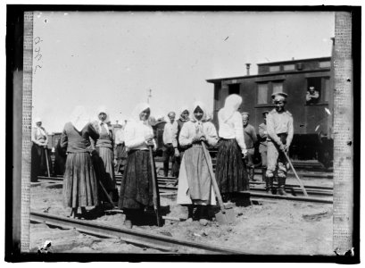 RUSSIA WAR PICTURES. WOMEN LCCN2016868209