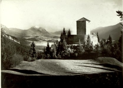 Ruine Künburg mit Dobratsch im Hintergrunde. (BildID 15463632) photo