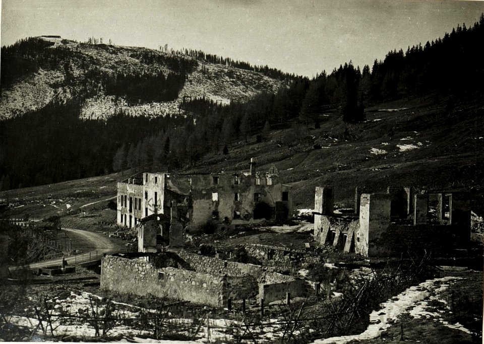Ruinen von Paneveggio, im Hintergrund Werk Dossaccio. (BildID 15416241)