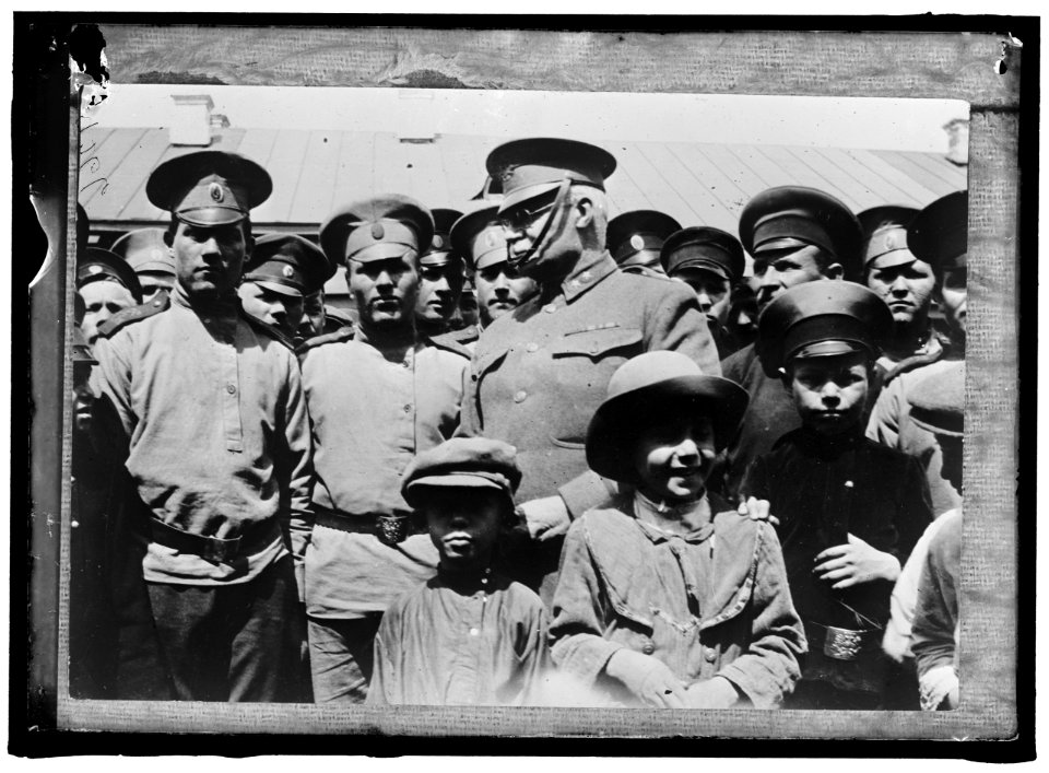 RUSSIA WAR PICTURES. CHILDREN WITH GENERAL H.L. SCOTT LCCN2016868210