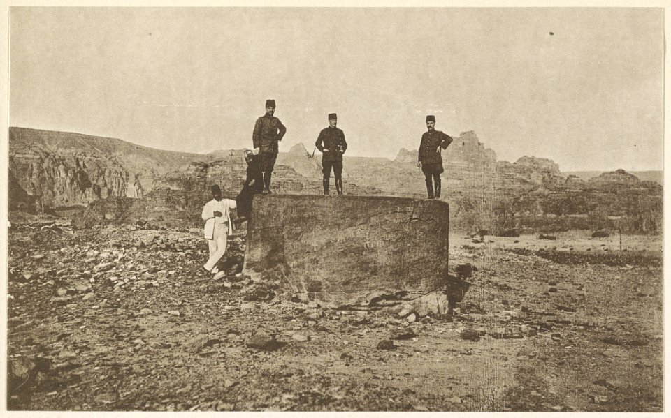 Ruinenstadt el Chrêbe bei el ʻAlā Steinmörser, nach dem Volsglauben Milchtopf des Lokalheiligen Scheich Ṣâleḥ. LCCN2014648765