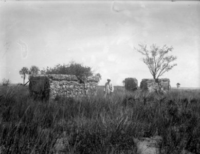 Ruiner på övre platån på ön Mahakomby. Mahakamby, Île Mahakamby. Madagaskar - SMVK - 022023 photo