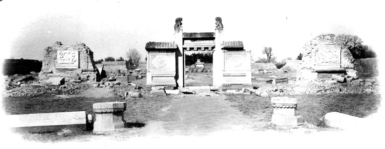 Ruines d’un cimetière catholique détruit par les Boxers, près de Pékin