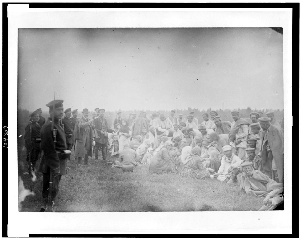 Russian soldiers guarding Siberian exiles- convicts, women, and children LCCN92510743