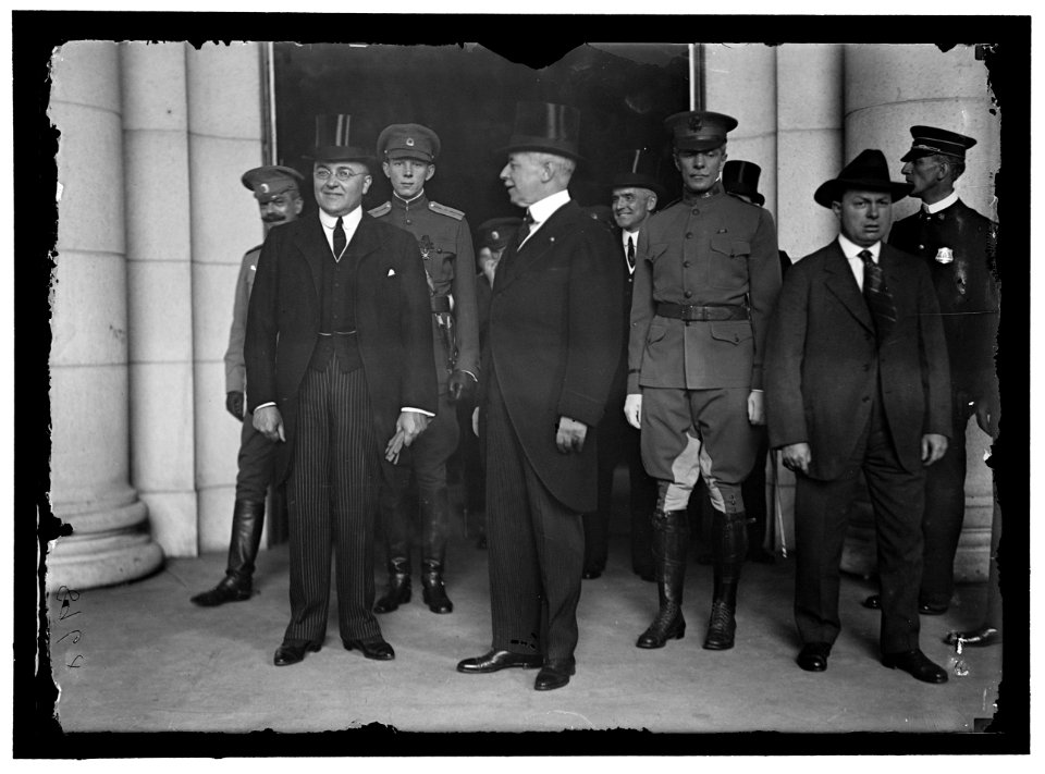 RUSSIAN MISSION TO U.S. ARRIVING AT UNION STATION. FRONT- BACHMETEFF; LANSING; COL. HARTS.REAR- LT. GEN. ROOP; CAPT. DUBASSOFF; F.L. POLK LCCN2016867936
