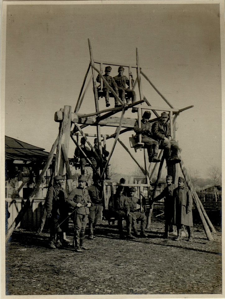 Russische Schaukel in Vale Poeni (Rumänien), aufgenommen am 2.1.1917 (BildID 15544972)