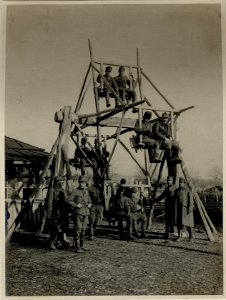 Russische Schaukel in Vale Poeni (Rumänien), aufgenommen am 2.1.1917 (BildID 15544972)
