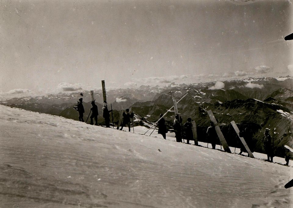 Russische Trägerkolonne am Ortler mit Blick gegen die Dreisprachenspitze (BildID 15735670)