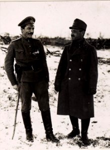 Russischer Kapitän bei unseren Stellungen der 2.Infanteriedivision mit unserem Offizier (BildID 15704543)