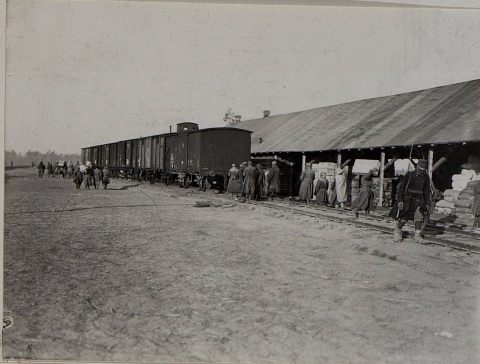Russische Gefangene beim Ausladen von Proviant in Rogozno (BildID 15456759)