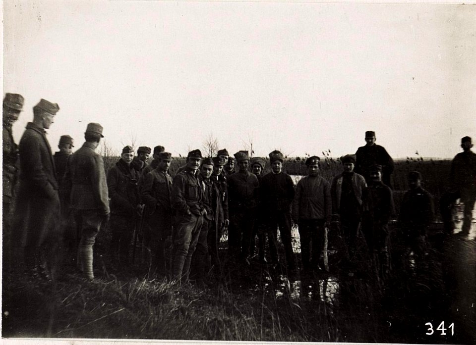 Russische Parlamentäre mit Kommandanten des Schützenregiments Nr.2-4 (BildID 15704368)