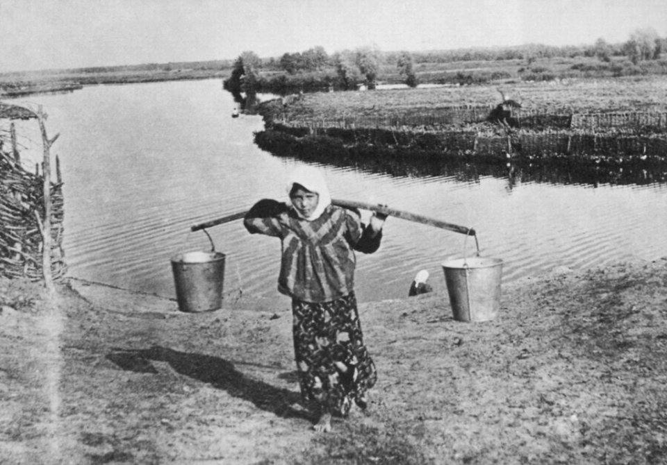 Russischer Photograph - Ein Mädchen holt Wasser vom Fluss (Zeno Fotografie)