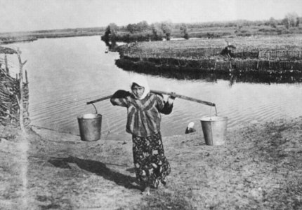 Russischer Photograph - Ein Mädchen holt Wasser vom Fluss (Zeno Fotografie)