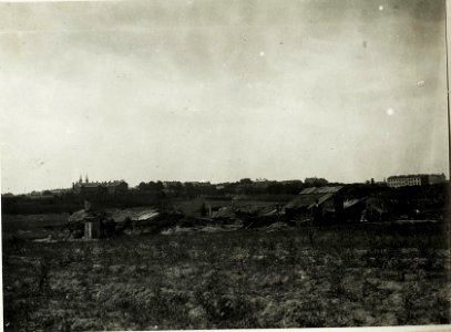 Russische Stellungen an der Chaussée westlich Radom. Im Hintergrund die römisch - katholische Kirche (2 Türme). (BildID 15590176)