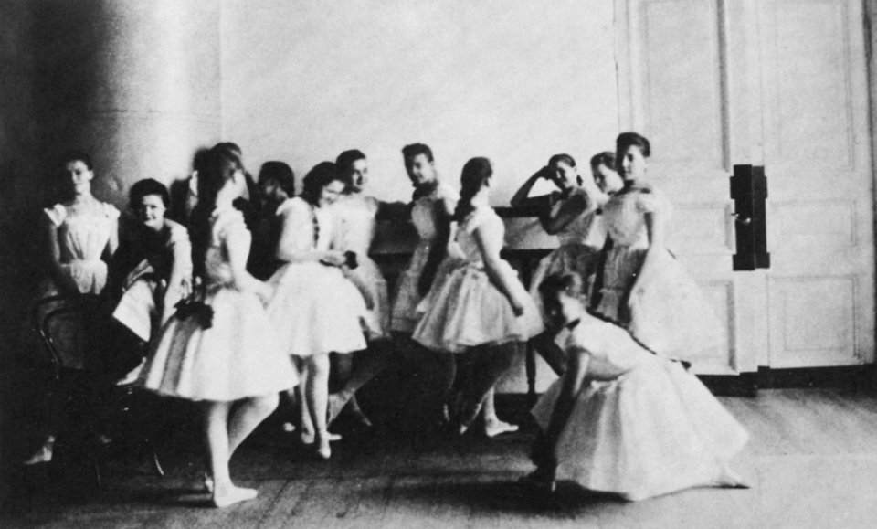 Russischer Photograph - Eine Klasse der kaiserlichen Ballettschule, in der Tänzerinnen für das Mariinskij-(jetzt Kirow-) Theater ausgebildet wurden (1) (Zeno Fotografie)