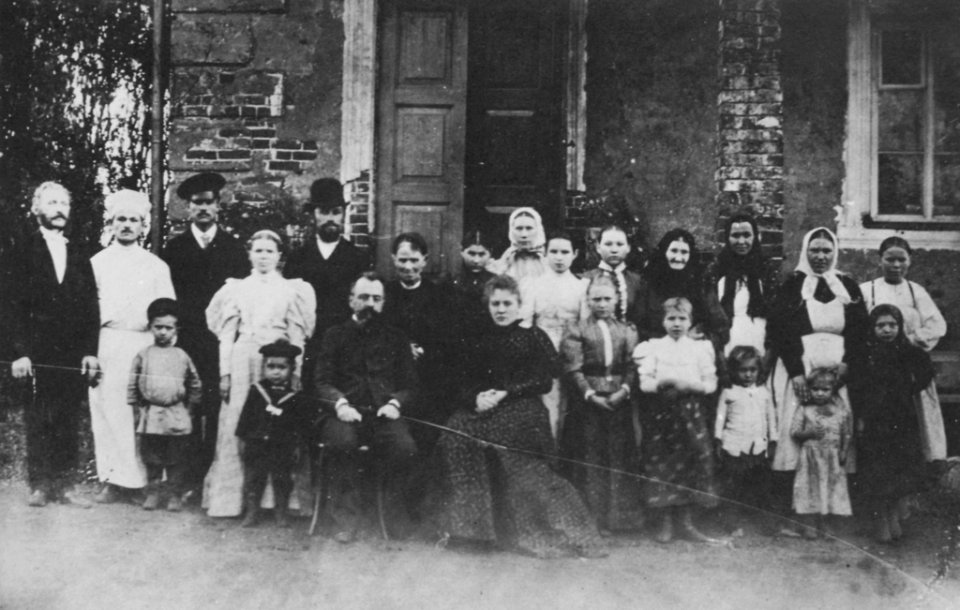 Russischer Photograph - Fürst und Fürstin Schachowskoj mit ihrer Dienerschaft (Zeno Fotografie)