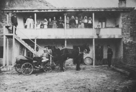 Russischer Photograph - Georgisches Gasthaus (Zeno Fotografie)