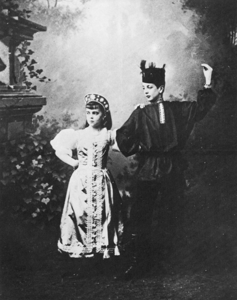 Russischer Photograph - Kinder aus einer Aristokratenfamilie, zu festlichem Anlass als »Bauern« verkleidet (Zeno Fotografie)