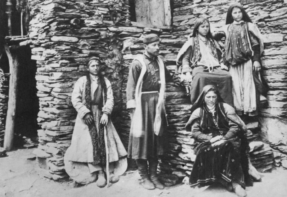 Russischer Photograph - Das Dorf Glola in Ossetien im Zentralkaukasus (Zeno Fotografie)