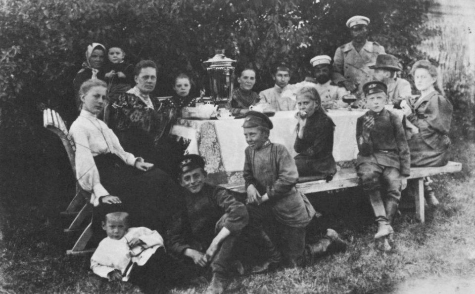 Russischer Photograph - Die Familie der Eigentümer im häuslichen Garten (Zeno Fotografie)