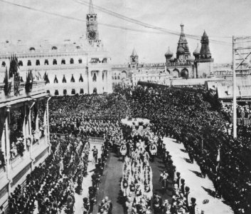 Russischer Photograph - Die Krönungsprozession Nikolaus' II. auf dem Weg durch den Kreml und am Facettenpalast (Granowitaja Palata) vorbei (Zeno Fotografie)