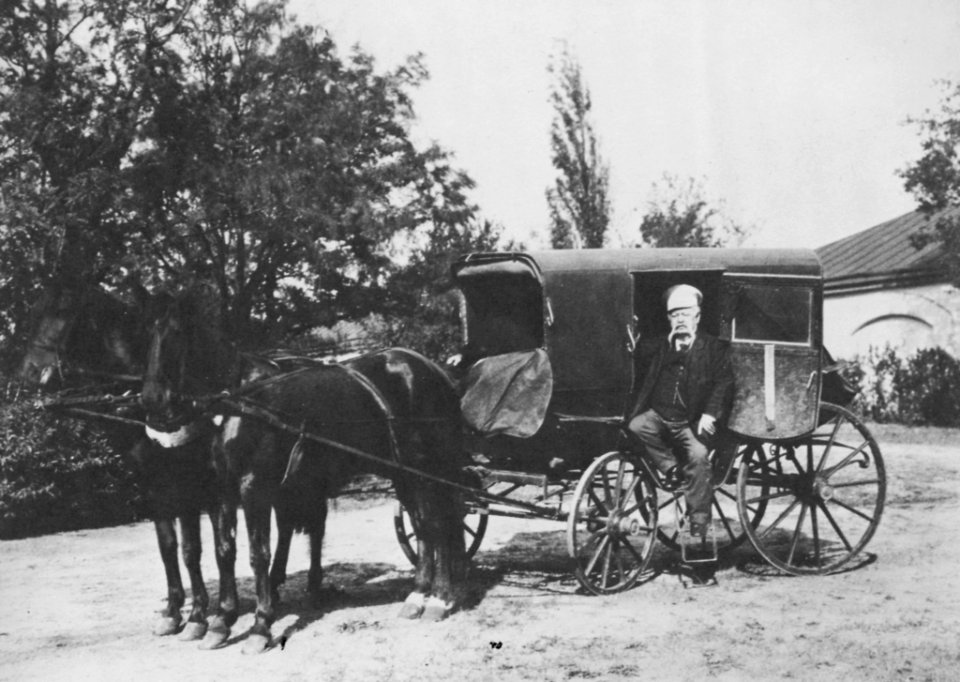 Russischer Photograph - Ein Gutsinspektor auf der Trittleiter seiner Kutsche (Zeno Fotografie)