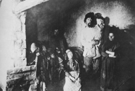 Russischer Photograph - Eine Familie in der Ofenecke ihrer Kate (Zeno Fotografie)