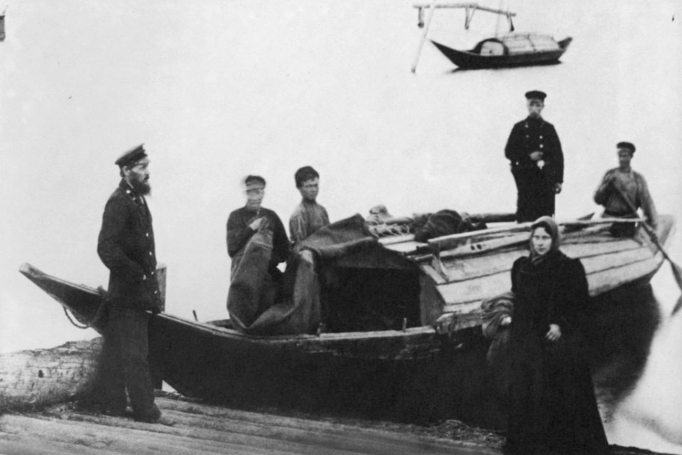 Russischer Photograph - Eine junge Frau trifft in ihrem Exil ein (Zeno Fotografie)
