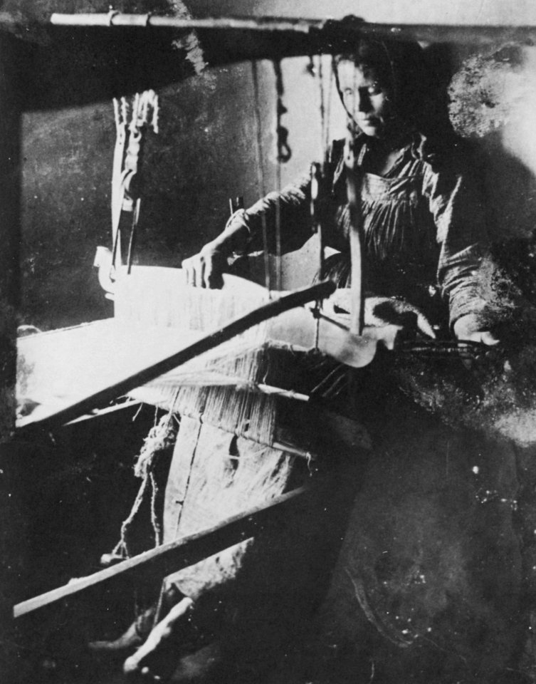 Russischer Photograph - Frau am Webstuhl (2) (Zeno Fotografie)