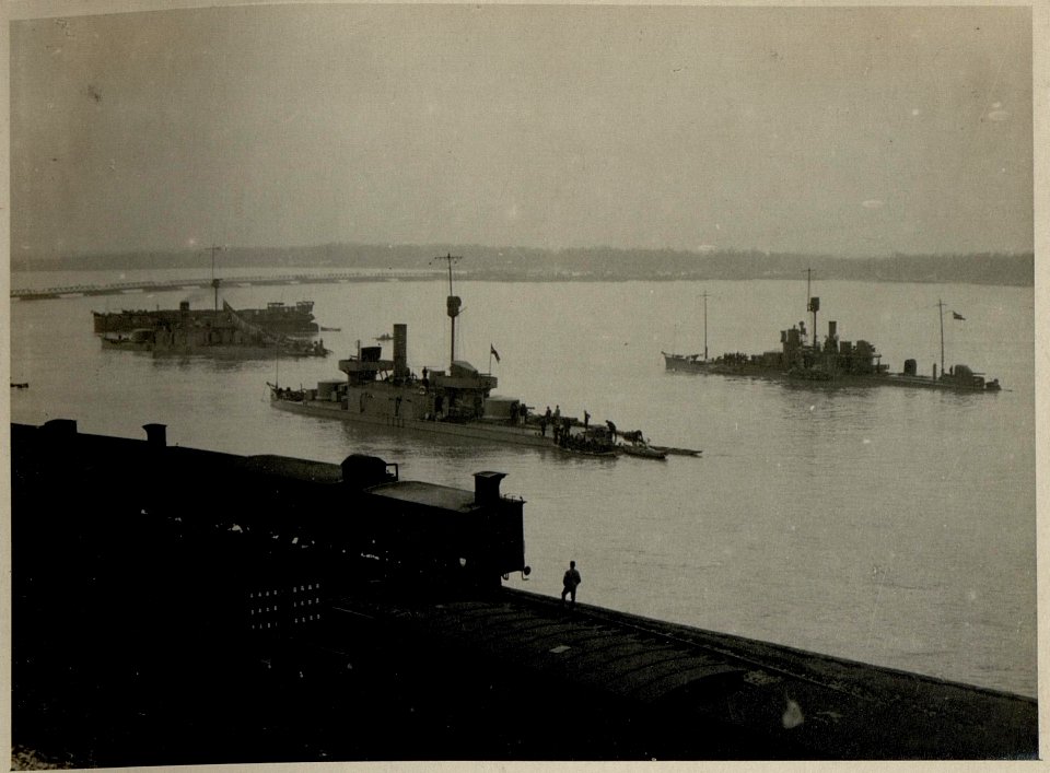Ruse (Rustschuk), Zwei Monitore der k.u.k. Flotte ankern vor einer Pontonbrücke, die Ruse mit Giurgiu verbindet, aufgenommen am 12.12.1916 (BildID 15544839)