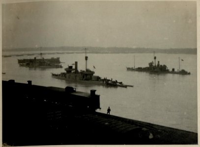 Ruse (Rustschuk), Zwei Monitore der k.u.k. Flotte ankern vor einer Pontonbrücke, die Ruse mit Giurgiu verbindet, aufgenommen am 12.12.1916 (BildID 15544839)